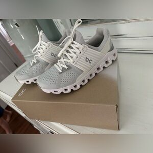 Size 6.5 On Running Cloud Swift grey & white running shoe sneaker